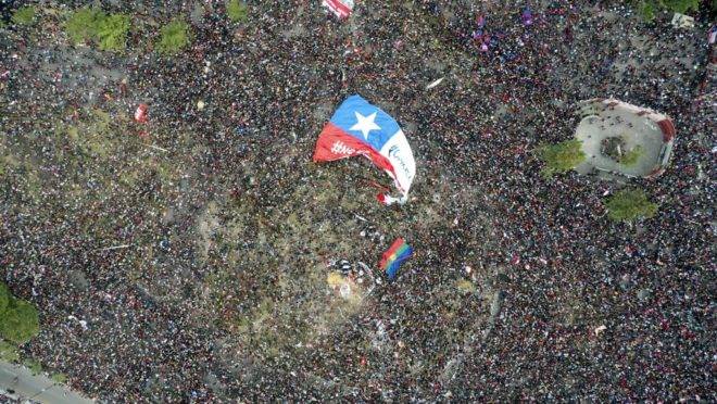 In this aerial view thousands of people protest in Santiago, on October 25, 2019, a week after violence protests started. - Demonstrations against a hike in metro ticket prices in Chile's capital exploded into violence on October 18, unleashing widening protests over living costs and social inequality. (Photo by PEDRO UGARTE / AFP)