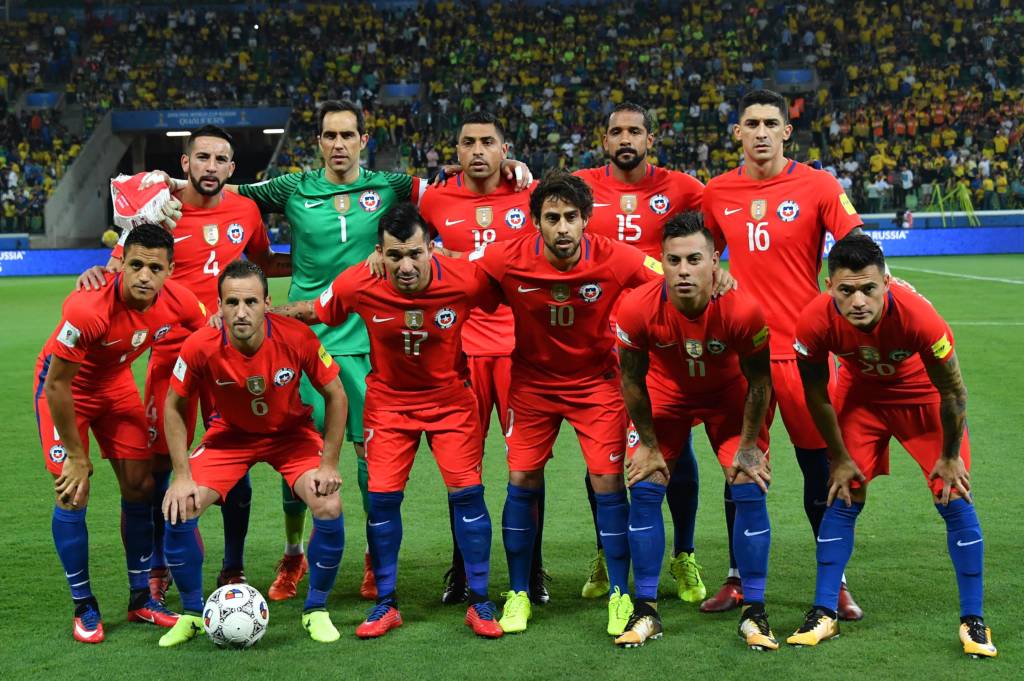 Players of Chile pose for pictures before the start of their 2018 World Cup qualifier football match against Brazil, in Sao Paulo, Brazil, on October 10, 2017. / AFP PHOTO / Nelson ALMEIDA
