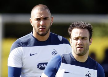 France's national soccer team players Mathieu Valbuena (R) and Karim Benzema (L) attend a training session in preparation for the upcoming 2014 World Cup, in Clairefontaine, near Paris, France, in this June 4, 2014 file photo. France soccer International and Real Madrid striker Karim Benzema appears in court on Thursday November 5, 2015 after being questioned by French police in connection with an inquiry into an alleged attempt to blackmail fellow-France soccer international Mathieu Valbuena. Picture taken June 4, 2014.   REUTERS/Charles Platiau/Files