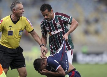 RIO DE JANEIRO, BRAZIL - OCTOBER 06: Fred of Fluminense fights with Robson of Fortaleza during a match between Fluminense and Fortaleza as part of Brasileirao 2021 at Maracana Stadium on October 06, 2021 in Rio de Janeiro, Brazil.  (Photo by Buda Mendes/Getty Images)