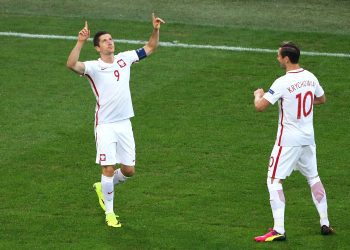MARSEILLE, FRANCE - JUNE 30:  Robert Lewandowski (L) of Poland celebrates scoring the opening goal with his team mate Grzegorz Krychowiak (R) during the UEFA EURO 2016 quarter final match between Poland and Portugal at Stade Velodrome on June 30, 2016 in Marseille, France.  (Photo by Alex Livesey/Getty Images)
