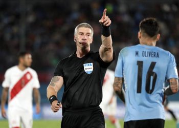 Brazilian referee Anderson Daronco gestures during the South American qualification football match for the FIFA World Cup Qatar 2022 between Uruguay and Peru at the Centenario Stadium in Montevideo on March 24, 2022. (Photo by Raul MARTINEZ / POOL / AFP)