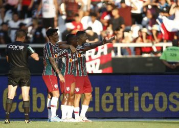 RIO DE JANEIRO, BRAZIL - FEBRUARY 06: Jhon Arias of Fluminense celebrates with teammates after scoring the first goal of his team during a match between Flamengo and Fluminense as part of the Taca Guanabara, first leg of the Carioca State Championship at Estadio Olimpico Nilton Santos on February 6, 2022 in Rio de Janeiro, Brazil. (Photo by Wagner Meier/Getty Images)