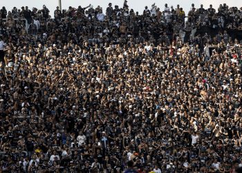 SAO PAULO, BRAZIL - NOVEMBER 28: Fans of Corinthians cheer their team during the match between Corinthians and Athletico Paranaense as part of Brasileirao Series A 2021 at Neo Quimica Arena on November 28, 2021 in Sao Paulo, Brazil. (Photo by Ricardo Moreira/Getty Images)