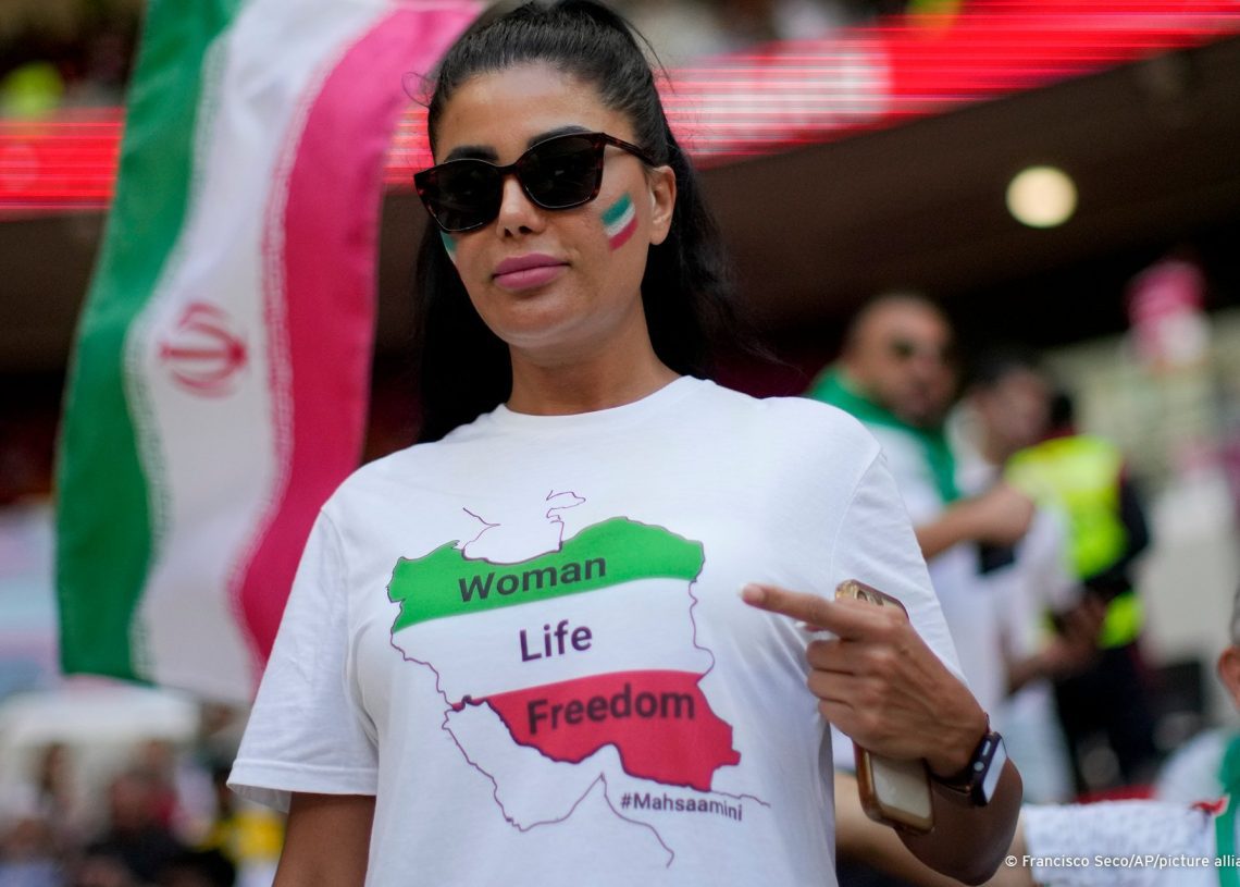 Irã autoriza mulheres a assistirem partida do campeonato nacional após 40  anos - Lei em Campo