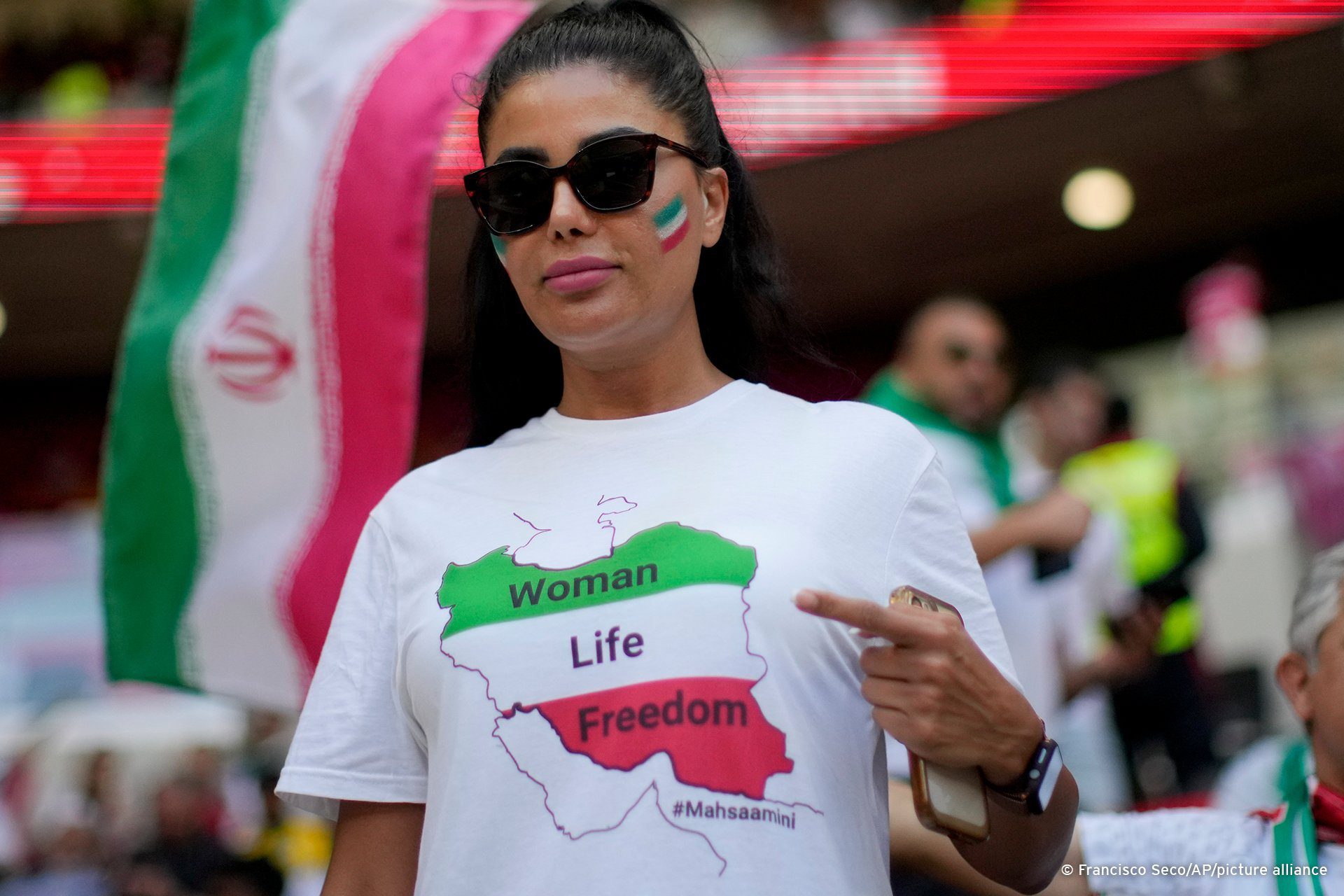 Em carta à FIFA, grupo de atletas iranianos pede exclusão do Irã por  violação dos direitos humanos. Isso deve acontecer? - Lei em Campo