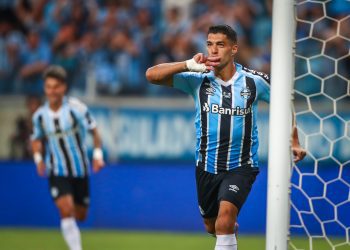 Pai de atacante Jô descarta negociação com o Grêmio