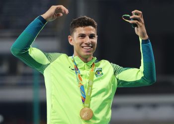 2016 Rio Olympics - Athletics - Victory Ceremony - Men's Pole Vault Victory Ceremony - Olympic Stadium - Rio de Janeiro, Brazil - 16/08/2016. Gold medalist Thiago Braz da Silva (BRA) of Brazil reacts.  REUTERS/Sergio Moraes  FOR EDITORIAL USE ONLY. NOT FOR SALE FOR MARKETING OR ADVERTISING CAMPAIGNS.