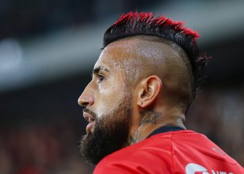 CURITIBA, BRAZIL - AUGUST 08: Arturo Vidal of Paranaense looks on during the Copa CONMEBOL Libertadores round of 16 second leg match between Athletico Paranaense and Bolivar at Ligga Arena on August 08, 2023 in Curitiba, Brazil. (Photo by Heuler Andrey/Getty Images)