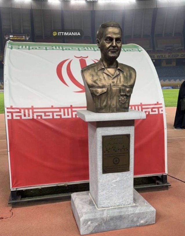 Al-Ittihad ia jogar com o Sepahan no Irão. Ao ver o busto de Qasem