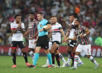 RIO DE JANEIRO, BRAZIL - SEPTEMBER 1: Players of Fluminense and Sao Paulo talk to referee Paulo Cesar Zanovelli during a VAR call during the match between Fluminense and Sao Paulo as part of Brasileirao 2024 at Maracana Stadium on September 1, 2024 in Rio de Janeiro, Brazil. (Photo by Wagner Meier/Getty Images)