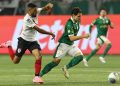 O jogador Raphael Veiga, da SE Palmeiras, disputa bola com o jogador do Atlético C Goianiense, durante partida válida pela décima sexta rodada, do Campeonato Brasileiro, Série A, na arena Allianz Parque. (Foto: Cesar Greco/Palmeiras/by Canon)